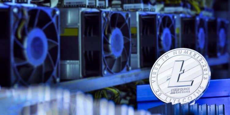 moneda de litecoin sobre placa metalica con mineros asic en el fondo