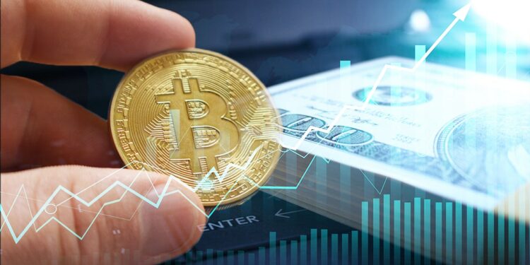 mano sosteniendo moneda de bitcoin entre sus dedos junto a billetes de dólares apilados con gráficos indicando aumento superpuestos