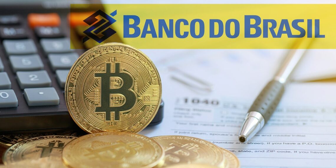 monedas de bitcoin apoyada en calculadora junto a documentos de impuestos con marcador del Banco do Brasil