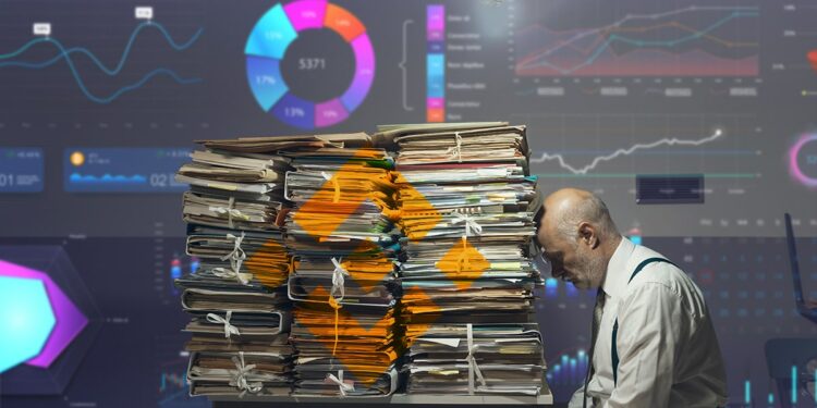 oficinista cansado apoyando cabeza en pila de archivos con logo de Binance y gráficos en el fondo