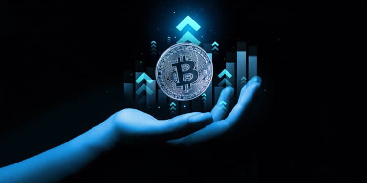 mano con grafico en alza y btc