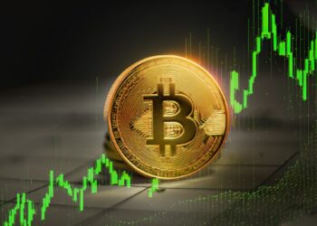 moneda de bitcoin sobre calendario con grafico alcista en verde superpuesto