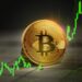 moneda de bitcoin sobre calendario con grafico alcista en verde superpuesto