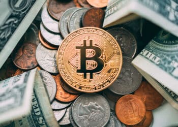 Bitcoin con dolares al fondo