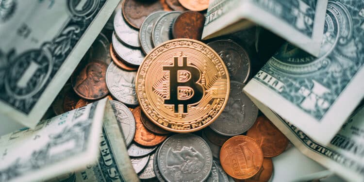 Bitcoin con dolares al fondo