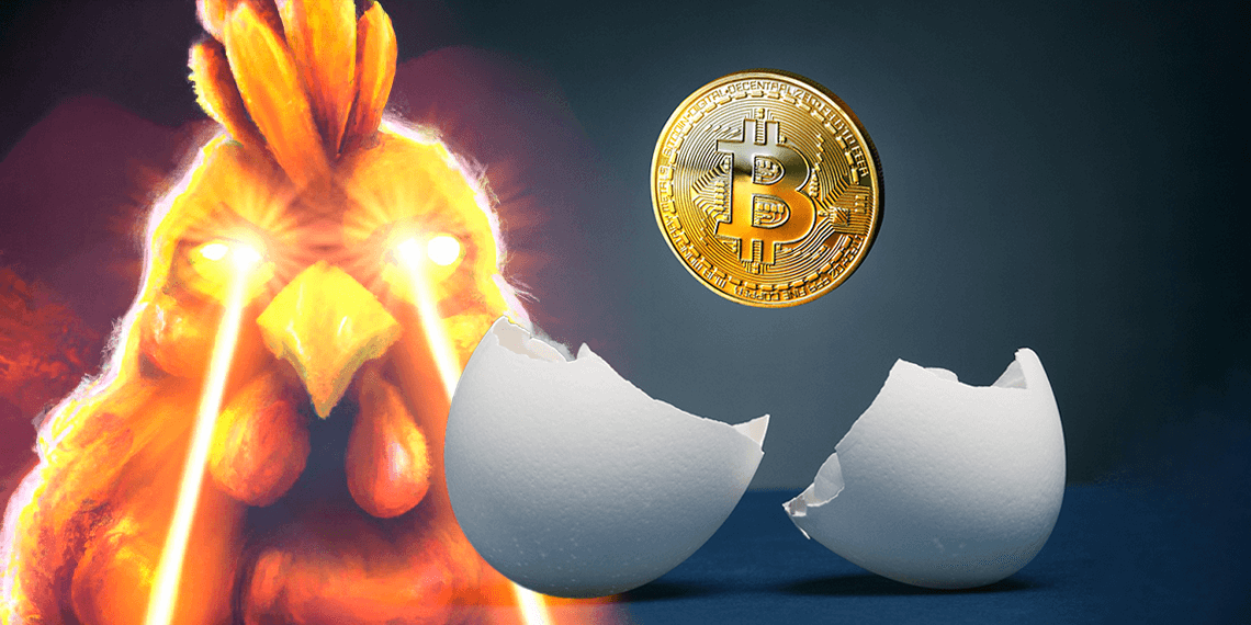 Gallina junto a huevo de bitcoin.