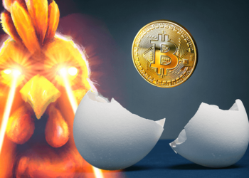 Gallina junto a huevo de bitcoin.