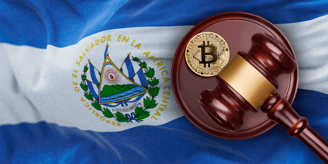 Martillo de ley junto a bitcoin y bandera de El Salvador.