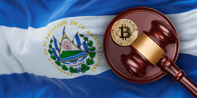 Martillo de ley junto a bitcoin y bandera de El Salvador.