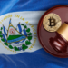 Martillo de ley junto a bitcoin y bandera de El Salvador.