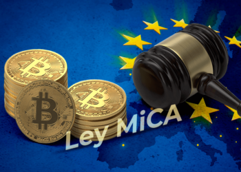 Bitcoin junto a martillo y "Ley MiCA"
