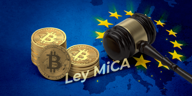 Bitcoin junto a martillo y "Ley MiCA"
