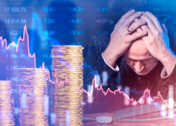 Persona perdiendo dinero y bitcoins.
