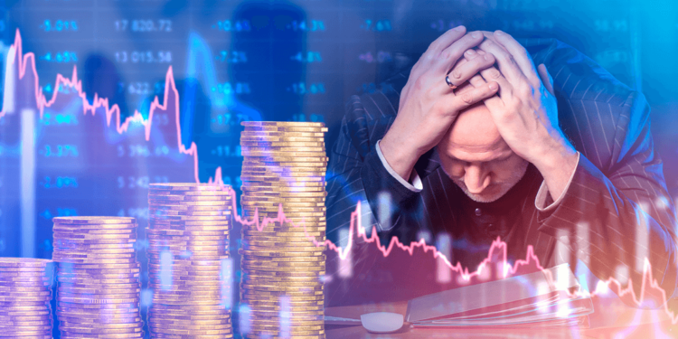 Persona perdiendo dinero y bitcoins.