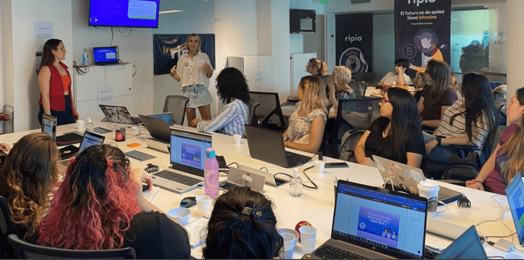 Mujeres aprendiendo sobre bitcoin.