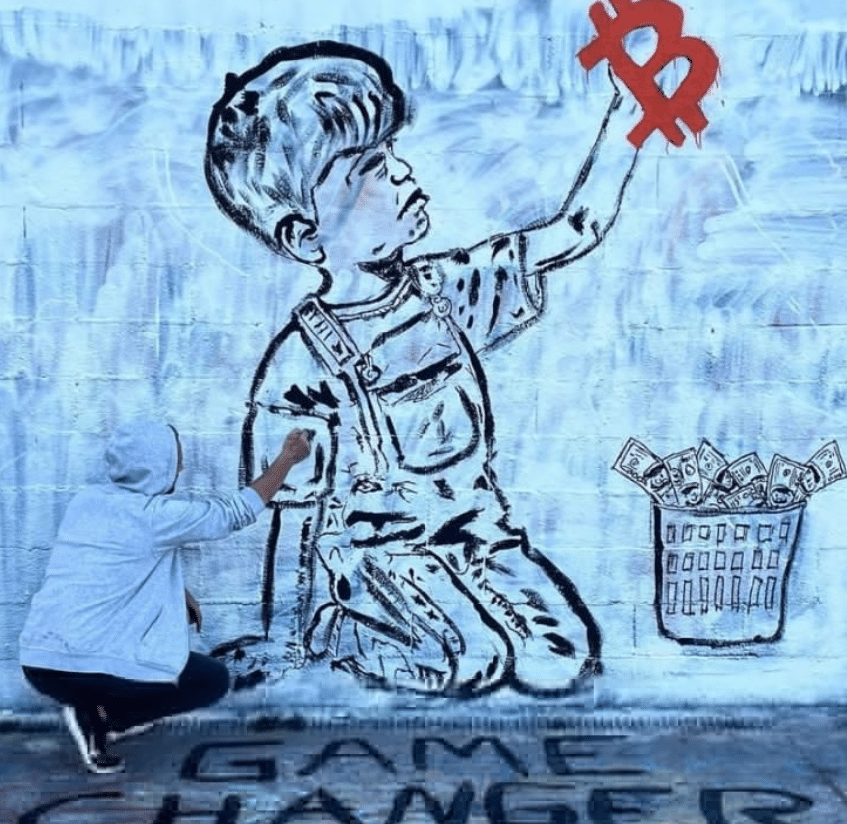 Bitcoiner pintando un niño con bitcoin.