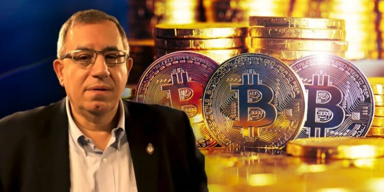 Carlos Maslatón junto con monedas de bitcoin y monedas apiladas en el fondo