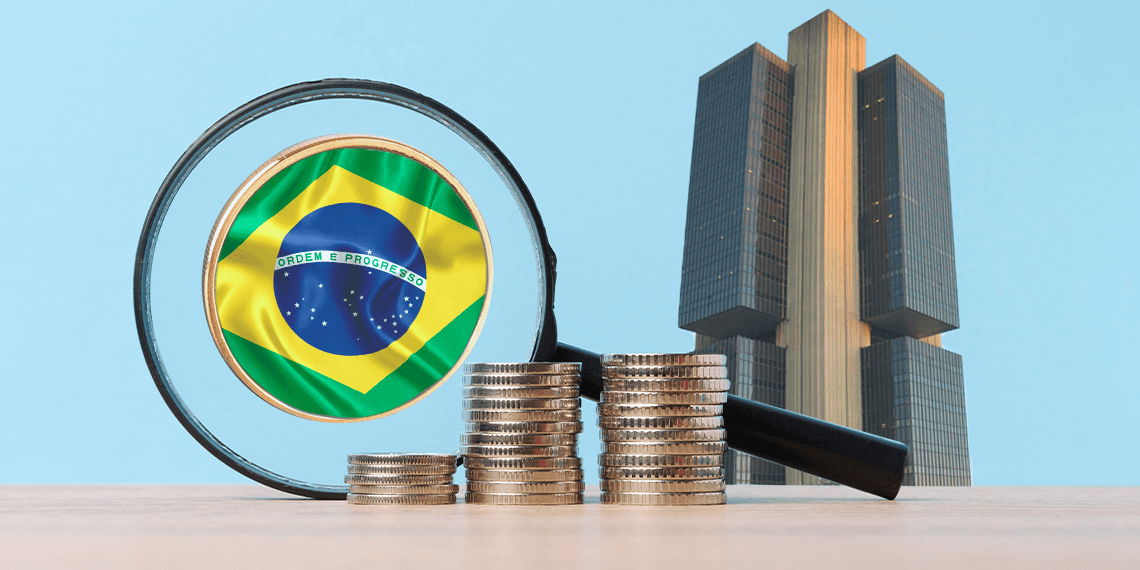 Moneda de Brasil junto a una lupa y el Banco central de Brasil.