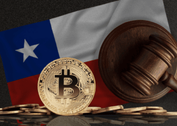 Bitcoin junto a martillo regulador y bandera de Chile.