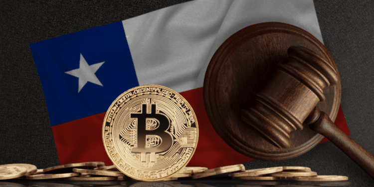 Bitcoin junto a martillo regulador y bandera de Chile.