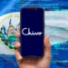 App de chivo wallet junto a bandera de El Salvador.