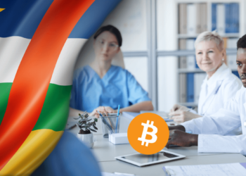Comité en República Centroafricana de Bitcoin junto a su bandera.