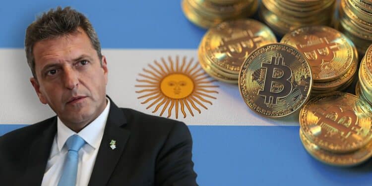 Sergio Massa junto a monedas de bitcoin apiladas sobre bandera de Argentina