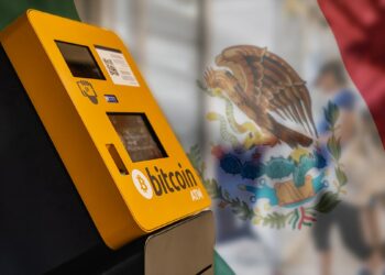 cajero de bitcoin con bandera de méxico en el fondo