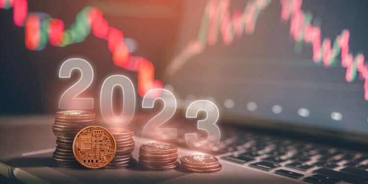 criptomoneda apoyada en monedas apiladas con 2023 superpuesto y gráficos de precio bajista en el fondo