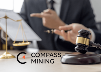 Logo de Compass Mining junto a martillo de ley.