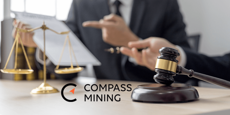 Logo de Compass Mining junto a martillo de ley.
