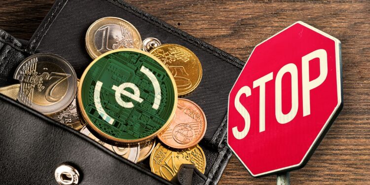 señal de parada sobre junto a monedero con monedas de euro y moneda de E-money sobre las demás monedas