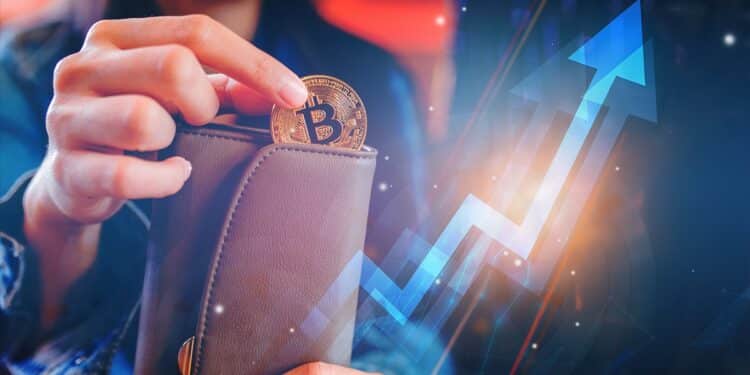 mujer sostiene moneda de bitcoin saliendo de cartera junto a flecha señalando aumento