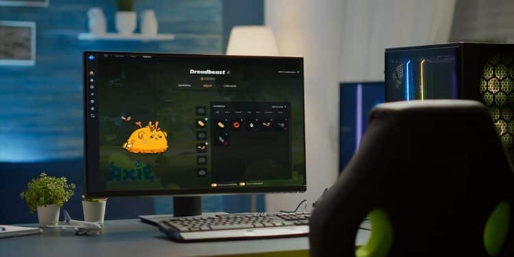 escritorio de gamer vacio con juego de axie infinity abierto en espera en pantalla