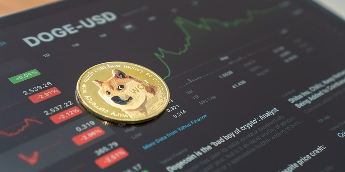 moneda de Dogecoin sobre pantalla mostrando grafico de precio en alza dentro de plataforma de trading