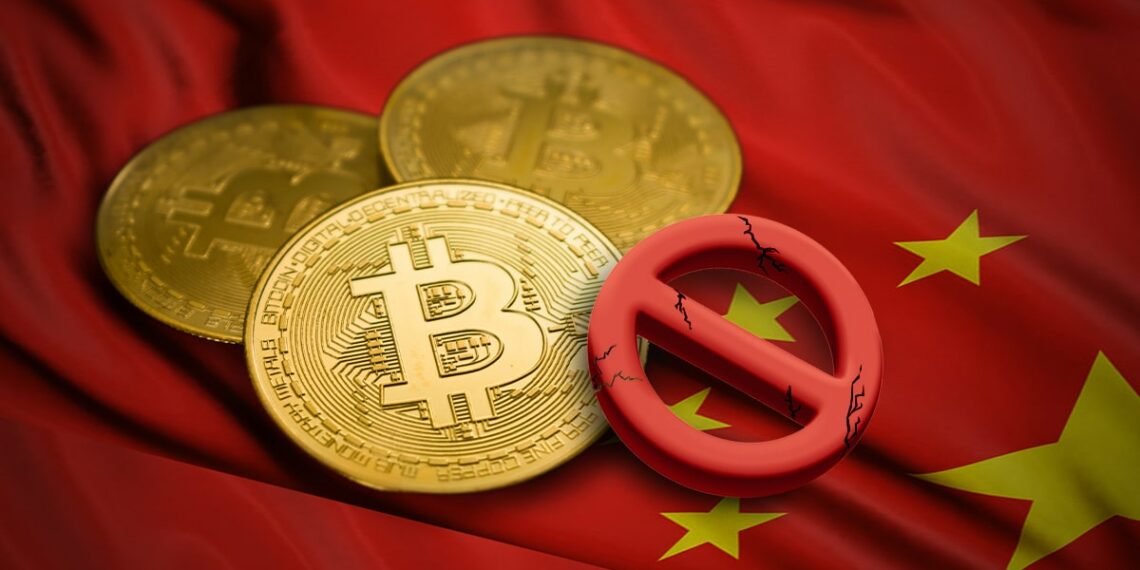 signo d prohibicion agrietado sobre apoyado en monedas de bitcoin colocadas sobre bandera de china