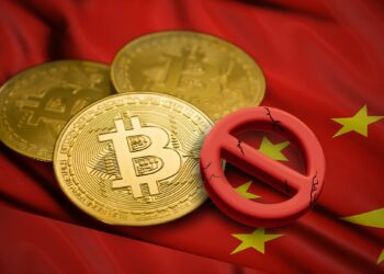 signo d prohibicion agrietado sobre apoyado en monedas de bitcoin colocadas sobre bandera de china