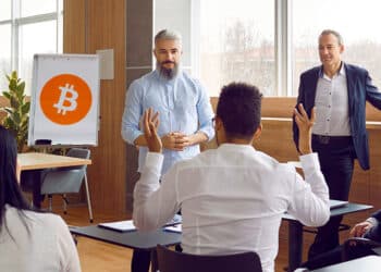 Empresarios en salón aprendiendo sobre BTC