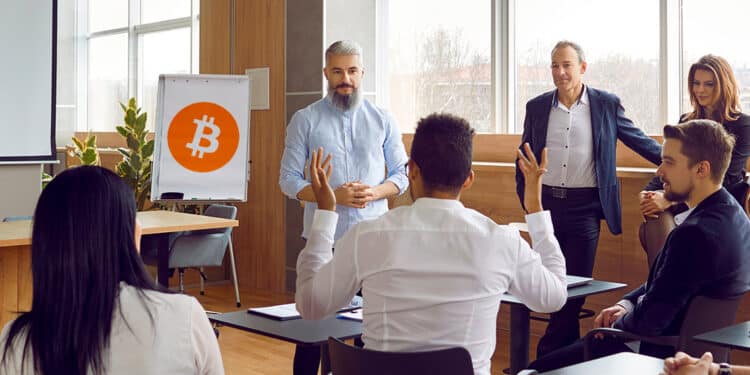 Empresarios en salón aprendiendo sobre BTC