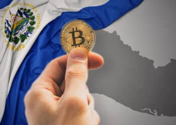 Bitcoin junto a bandera de El Salvador.