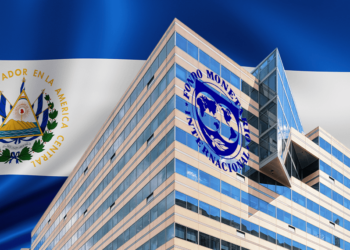 Bandera de El Salvador y sede de la FMI.