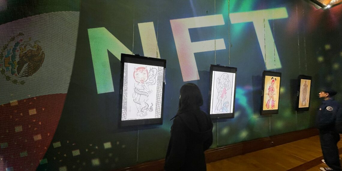 personas admirndo exposición de arte NFT en la universidad de méxico