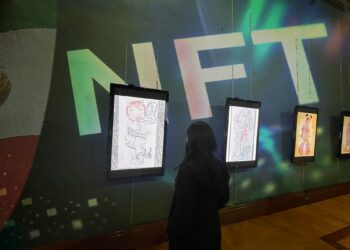 personas admirndo exposición de arte NFT en la universidad de méxico