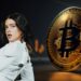 Cantante Rosalía junto a moneda de bitcoin con grafico de precio en el fondo