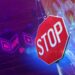 señal de stop entre cubos de NFT dirigiendose a la red de bitcoin