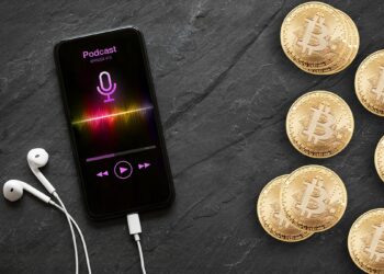 telefono conectado a audifonos con poscast reproduciendose en pantalla junto a monedas de bitcoin