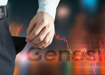 hombre mostrando bolsillo vacio de su pantalón, con grafico en rojo cayendo con logo de Genesis