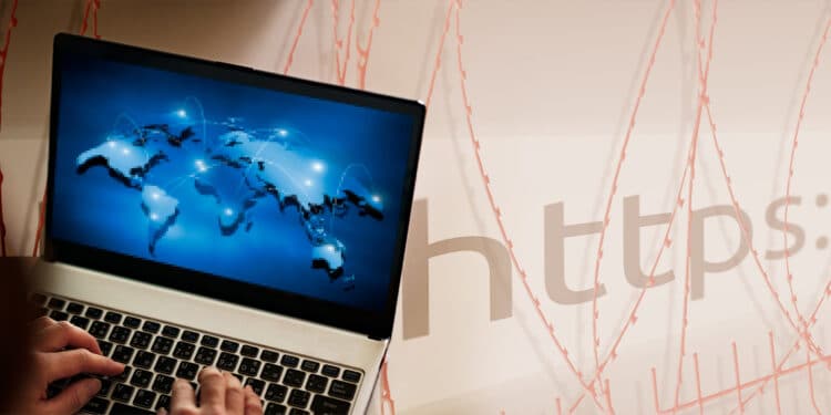 persona conectada a internet desde computadora con red digital en el fondo