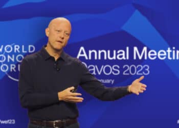 CEO de Circle, Jeremy Allaire, en conferencia con pancarta del Foro Econímico Mundial, conferencia anual Davos 2023 en el fondo