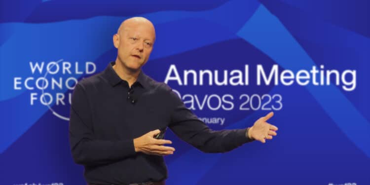 CEO de Circle, Jeremy Allaire, en conferencia con pancarta del Foro Econímico Mundial, conferencia anual Davos 2023 en el fondo